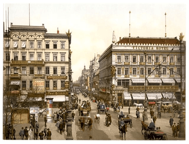Berlin street scene circa 1900 — Altbau buildings like those on Seumestraße lining a busy commercial boulevard