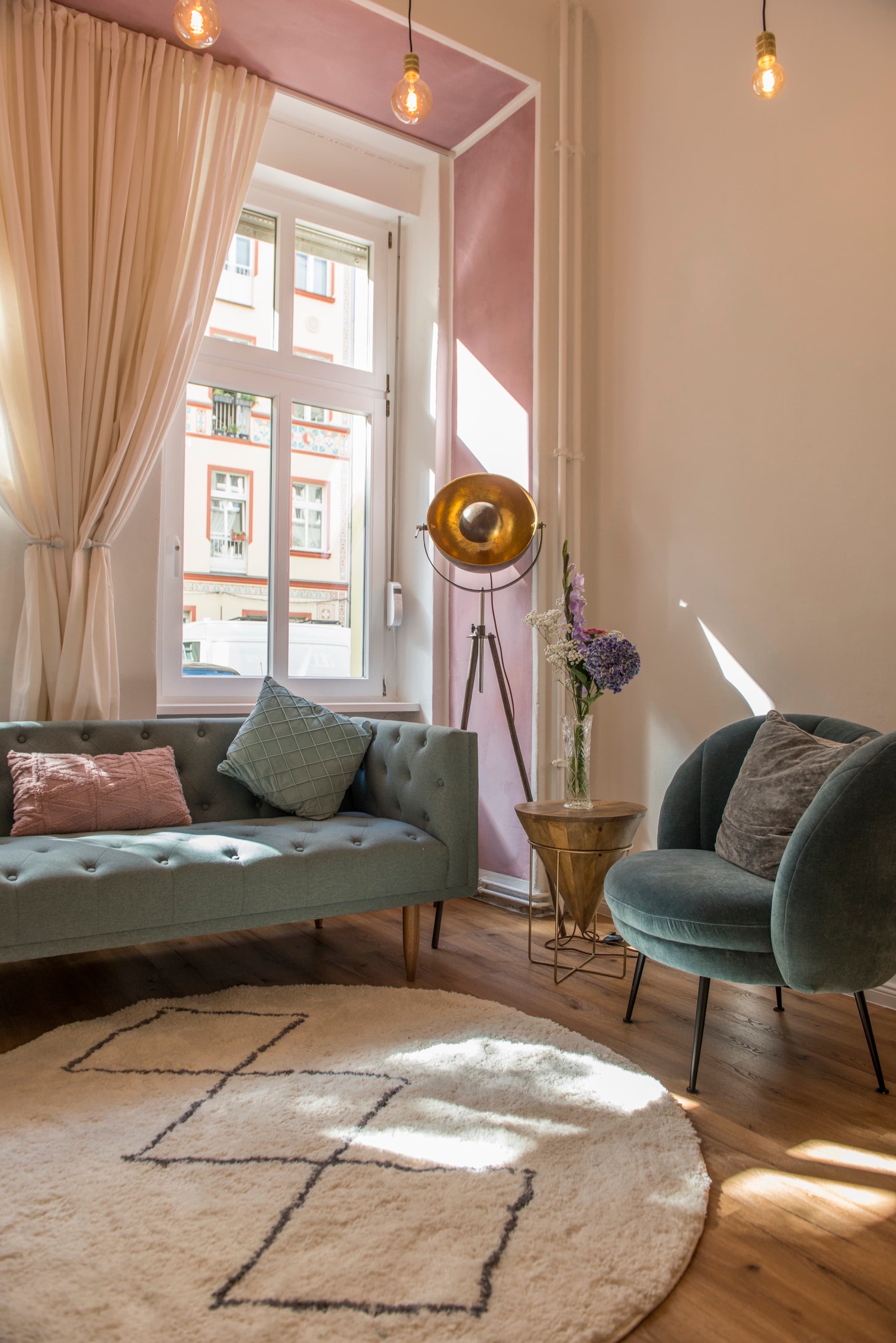 Seumi apartment — living room with Altbau windows
